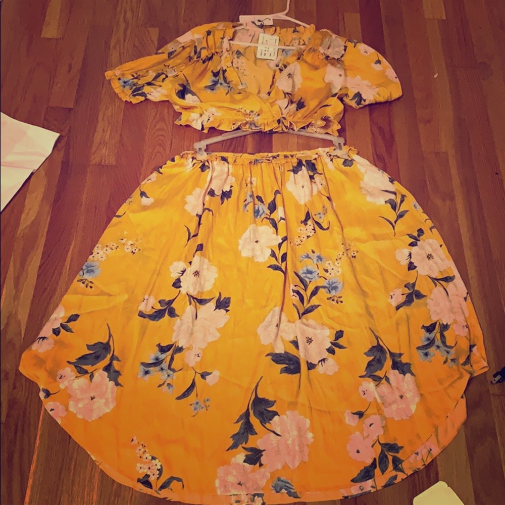 Beautiful yellow 2 piece set!